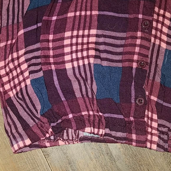 ** SOLD** Hollister and Rue 21 shirts (2) - Picture 5 of 5